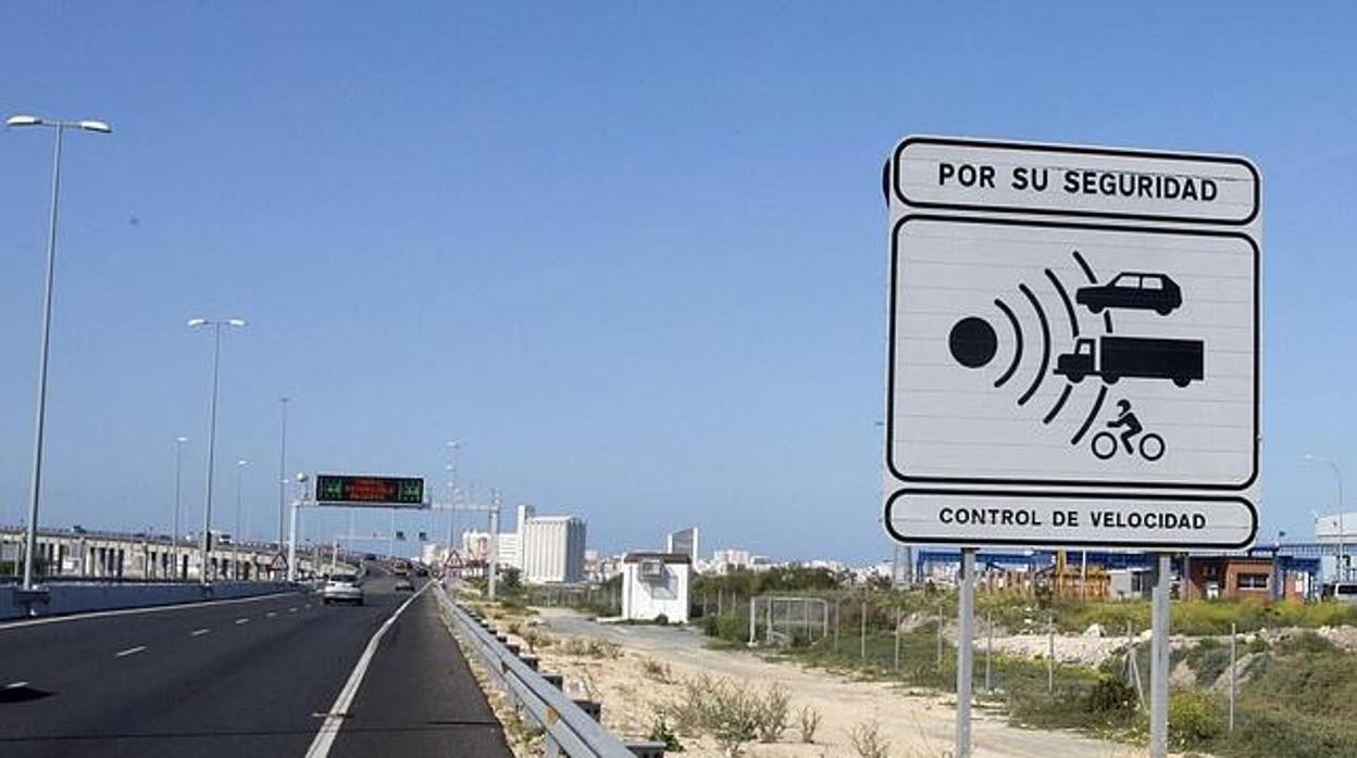 Una señal avisa de un control de velocidad próximo