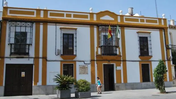 Un juez de Alcalá de Guadaíra prohíbe a una madre acercarse a sus hijos adoptados por una familia