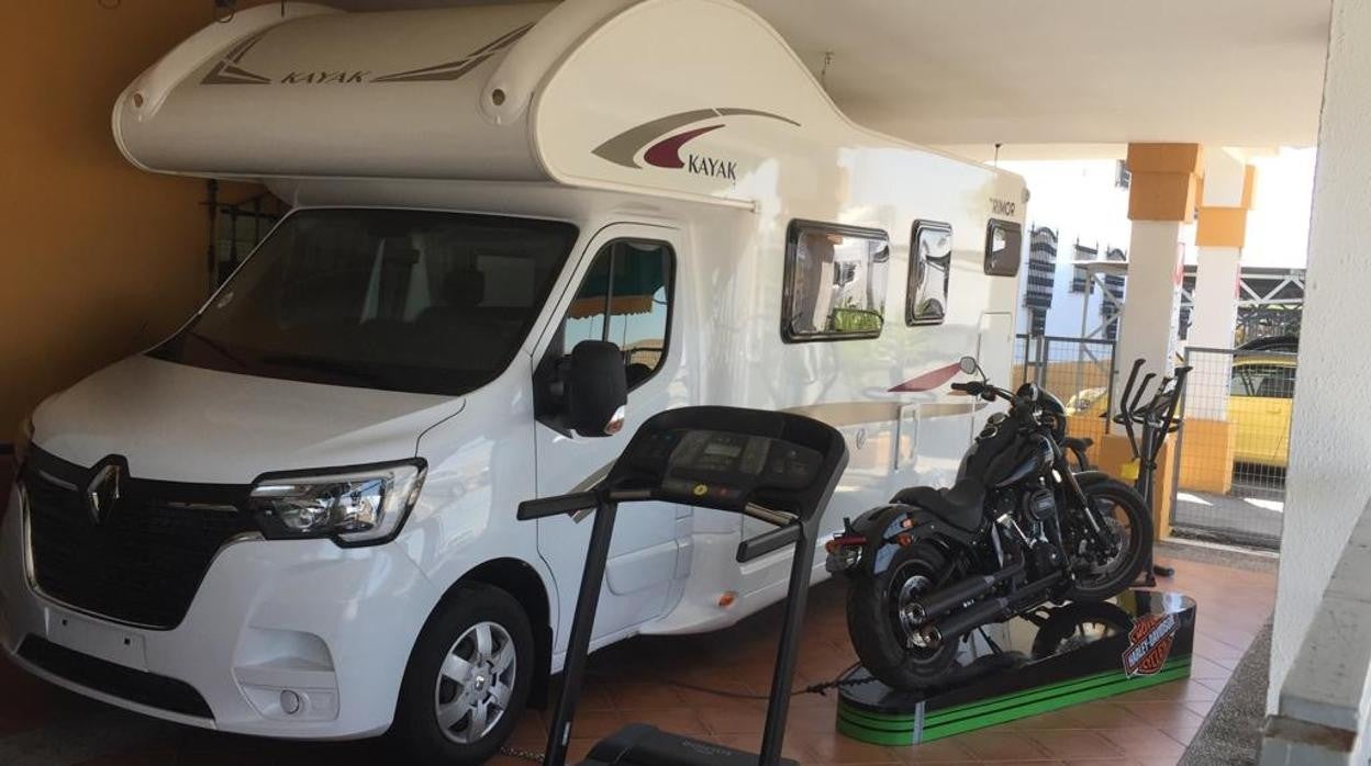 La conocida cesta de la venta El Paisano cuenta con una autocaravana, un piso y una Harley Davidson