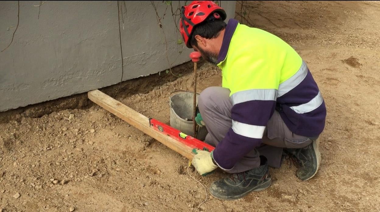 Un operario durante una obra de Aljarafesa