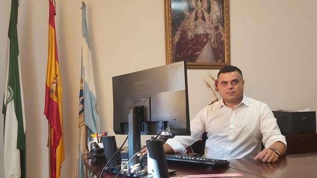 Pedro Oropesa, alcalde de Benacazón: «Si me hubiesen investigado a mí habría dimitido, algo que no hizo la anterior alcaldesa»