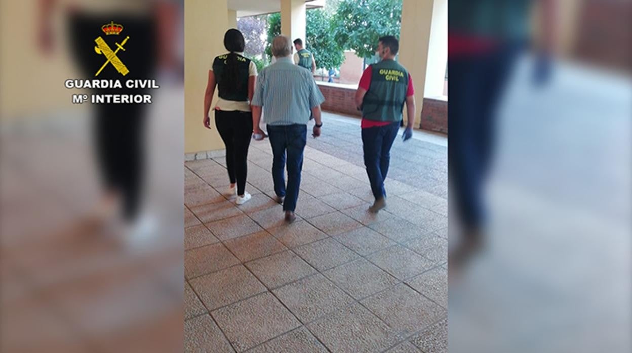 Los agentes se llevan detenido al médico tras uno de los registros