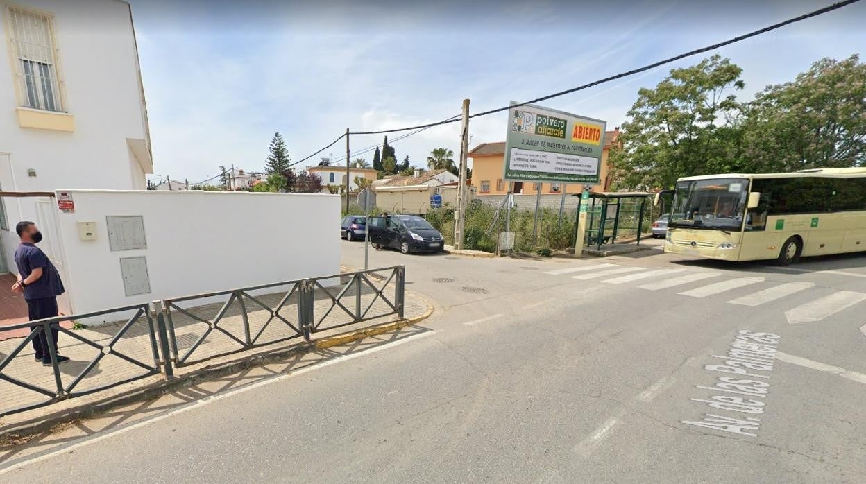 A la izquierda la guardería donde paró la madre para recoger a su hija