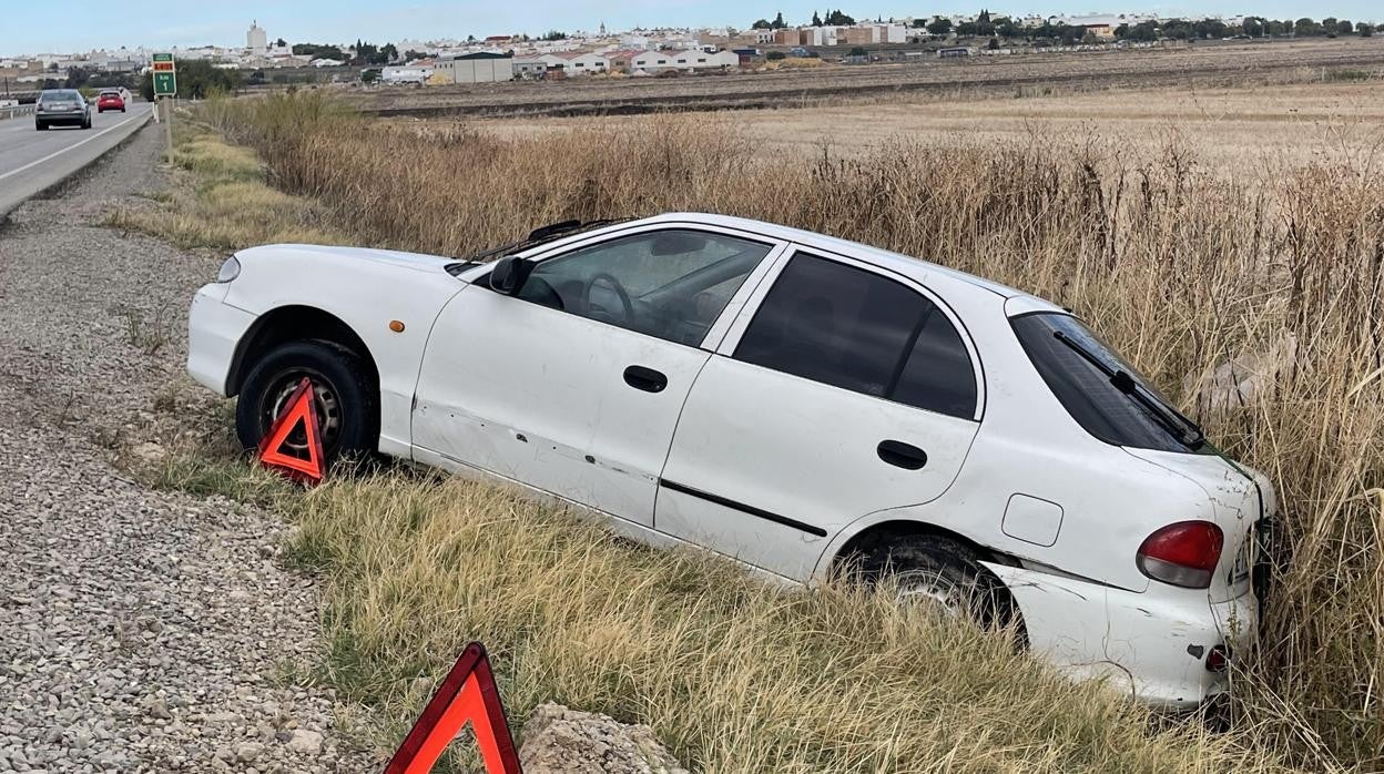 El vehículo de los detenidos fuera de la carretera A-8125 a un kilómetro de Arahal