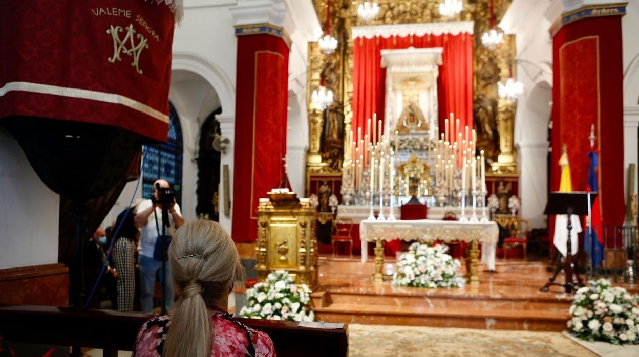 Patricia del Pozo, consejera de Cultura, ante la virgen de Valme