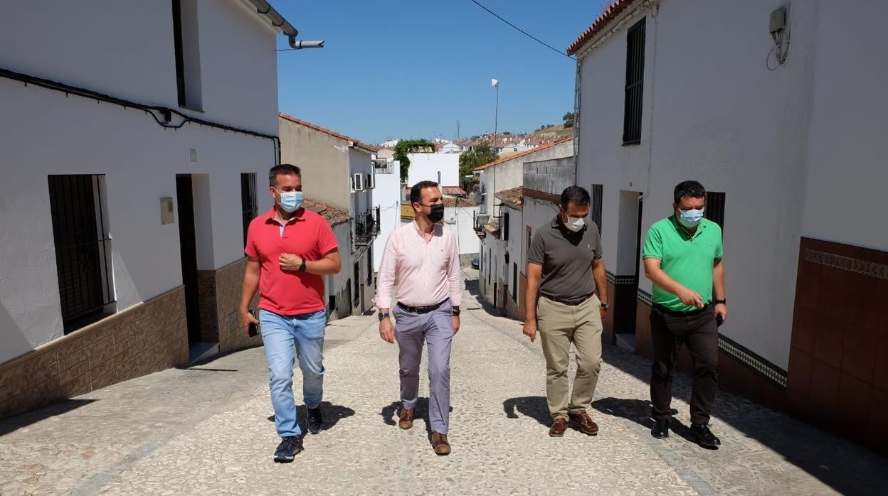 Paseo de Javier Millán (segundo por la izquierda) por las calles de Almadén de la Plata junto a us alcalde (derecha)