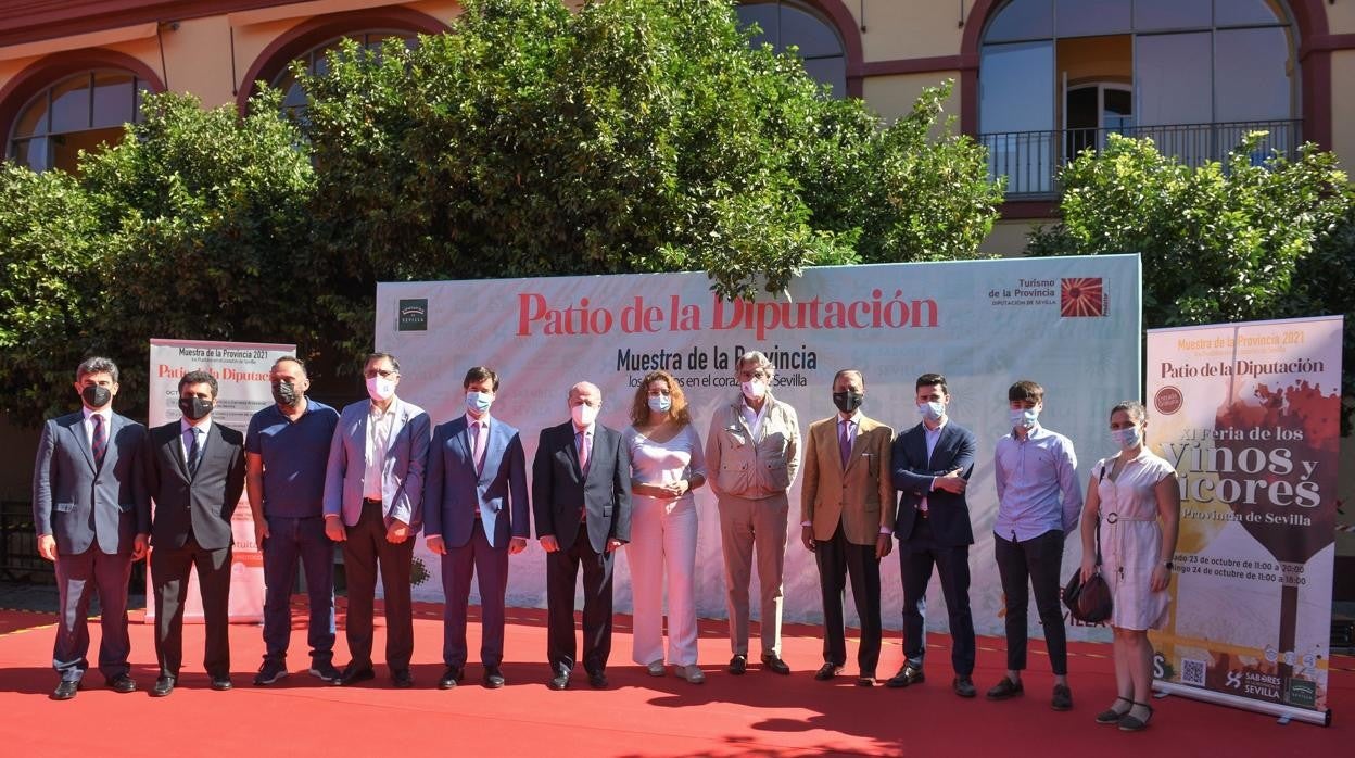 Foto de familia de la presentación de la XI Feria de Vinos y Licores de la Provincia