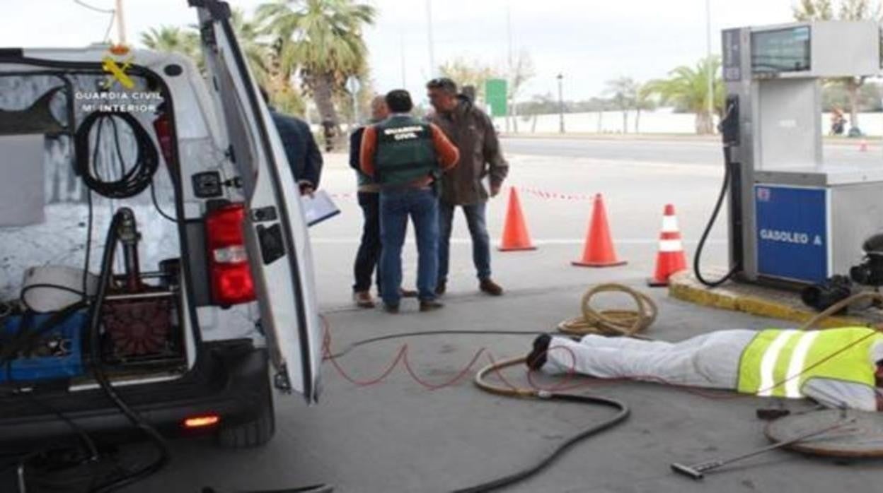 Un momento de la inspección realizada por la Guardia Civil en la gasolinera de Coria en septiembre de 2020