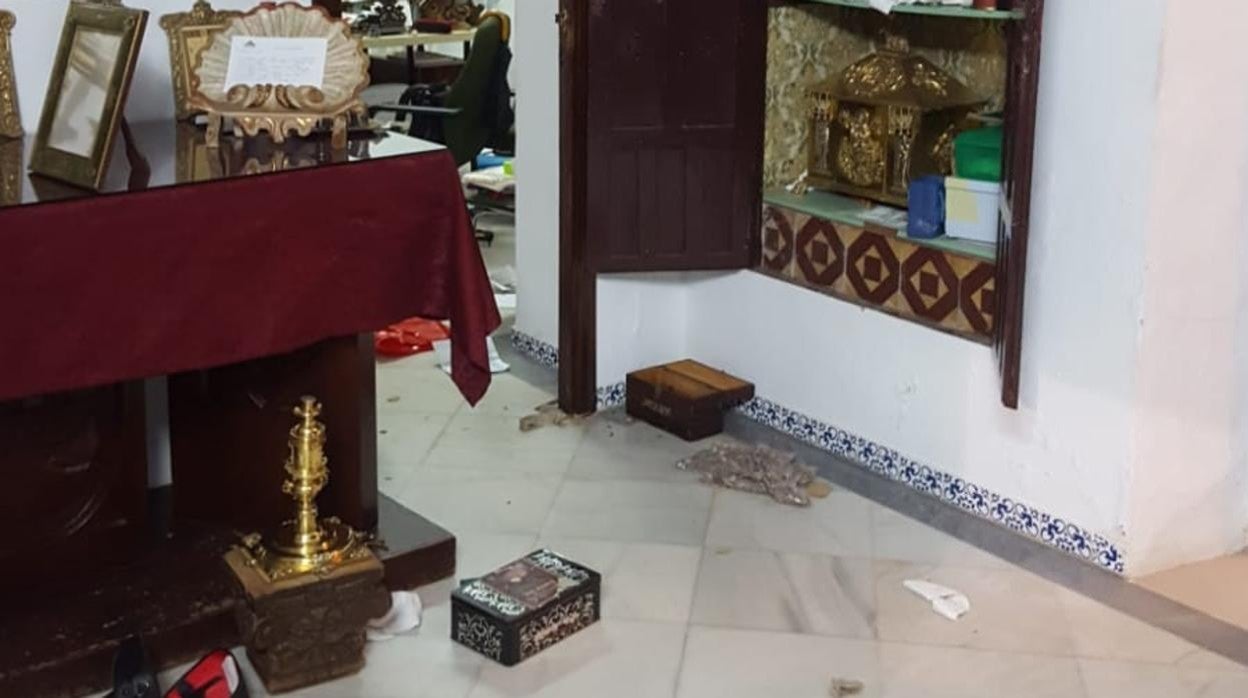 Así amaneció la sacristía tras la madrugada del robo con objetos tirados por el suelto y armarios abiertos