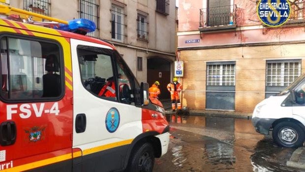 Más de 80 incidencias por el mal tiempo en la provincia de Sevilla, que recibe 30 litros de lluvia