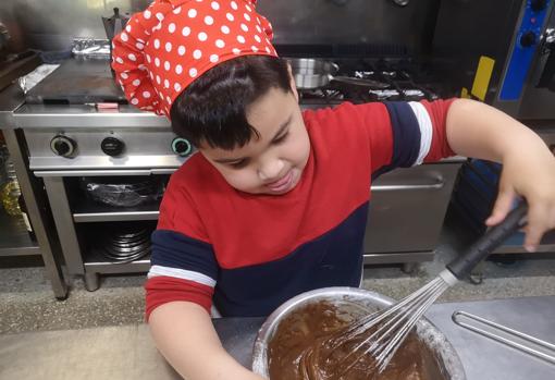 Aníbal en la cocina de su padre Luis Portillo