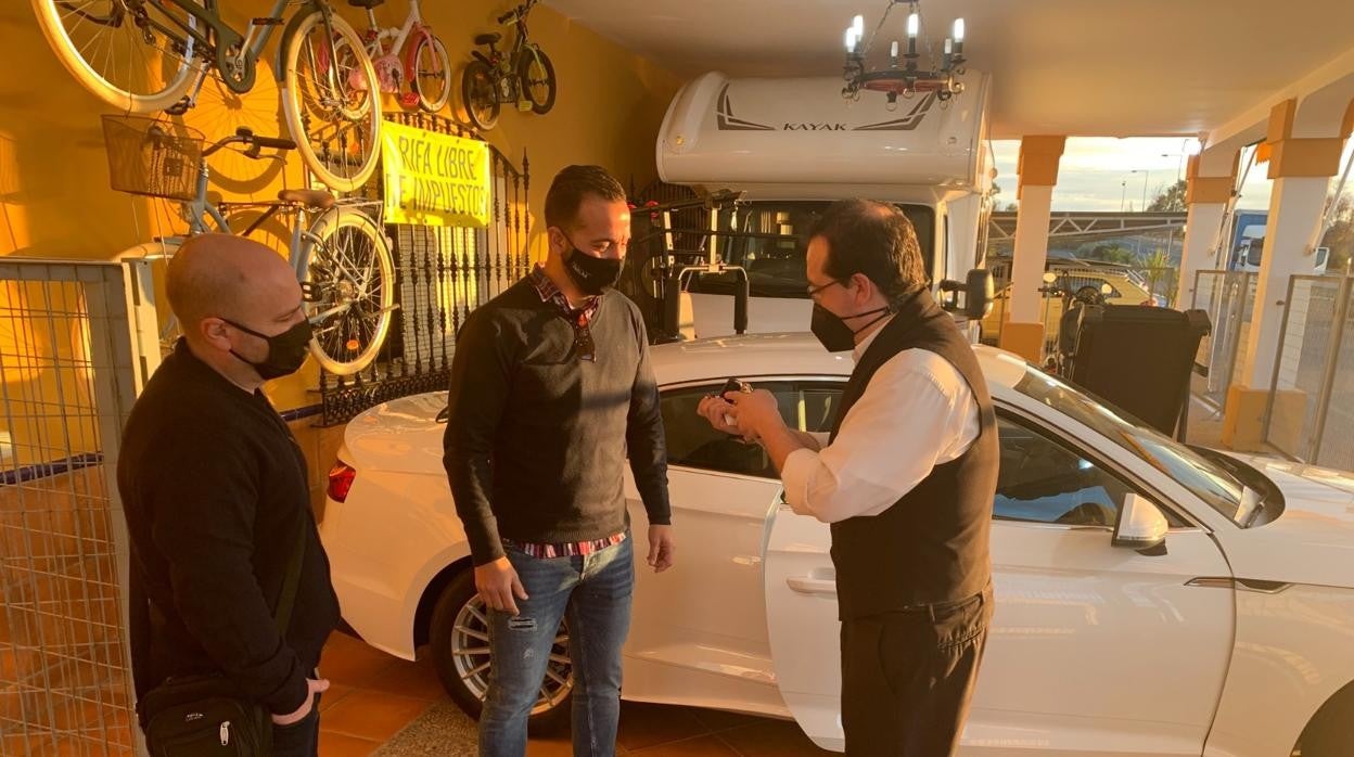 Sergio y Francisco, de Dos Hermanas, han ganado este año la cesta de la venta El Paisano