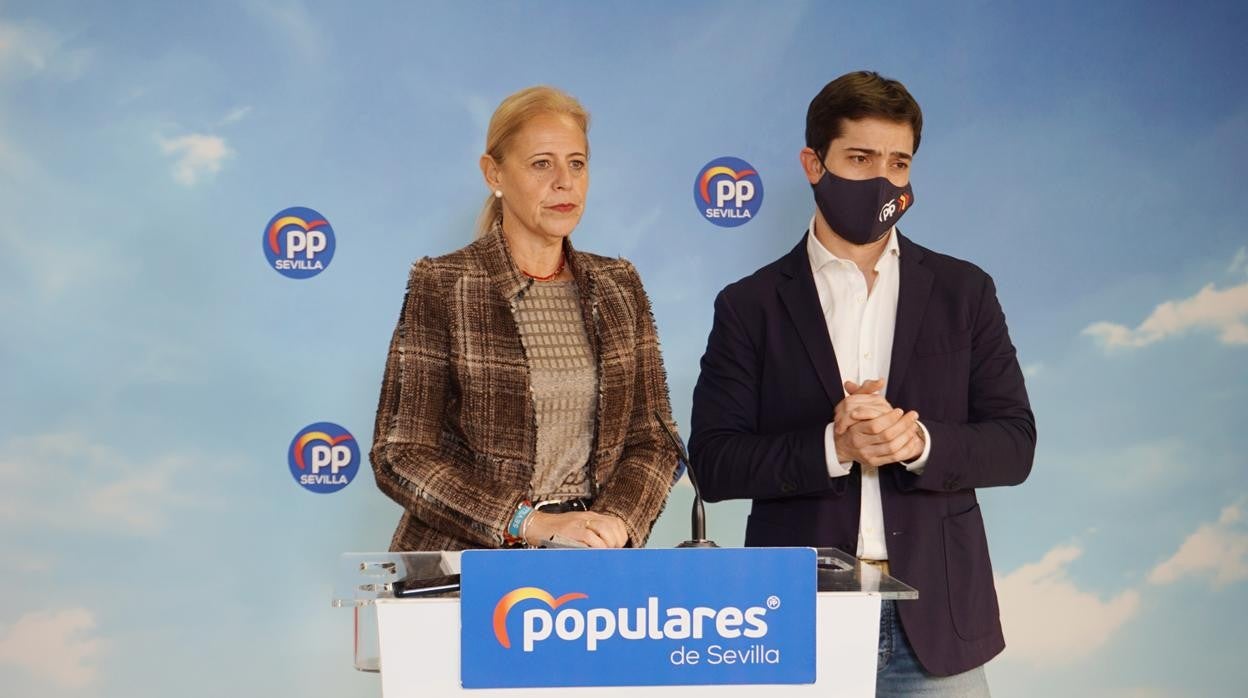 Los populares Lola Romero y Luis Paniagua, este martes en rueda de prensa