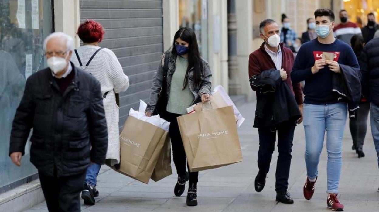 Viandantes con sus mascarillas por una céntrica calle