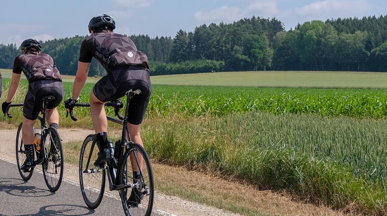 Imagen de archivo de dos ciclistas en una carretera