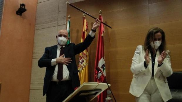 El socialista Francisco Rodríguez, investido tercer alcalde democrático de Dos Hermanas