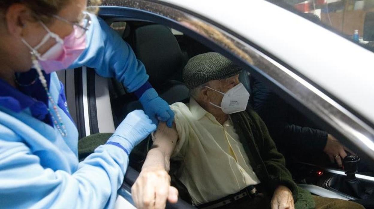 Una enfermera del SAS vacuna a una persona mayor