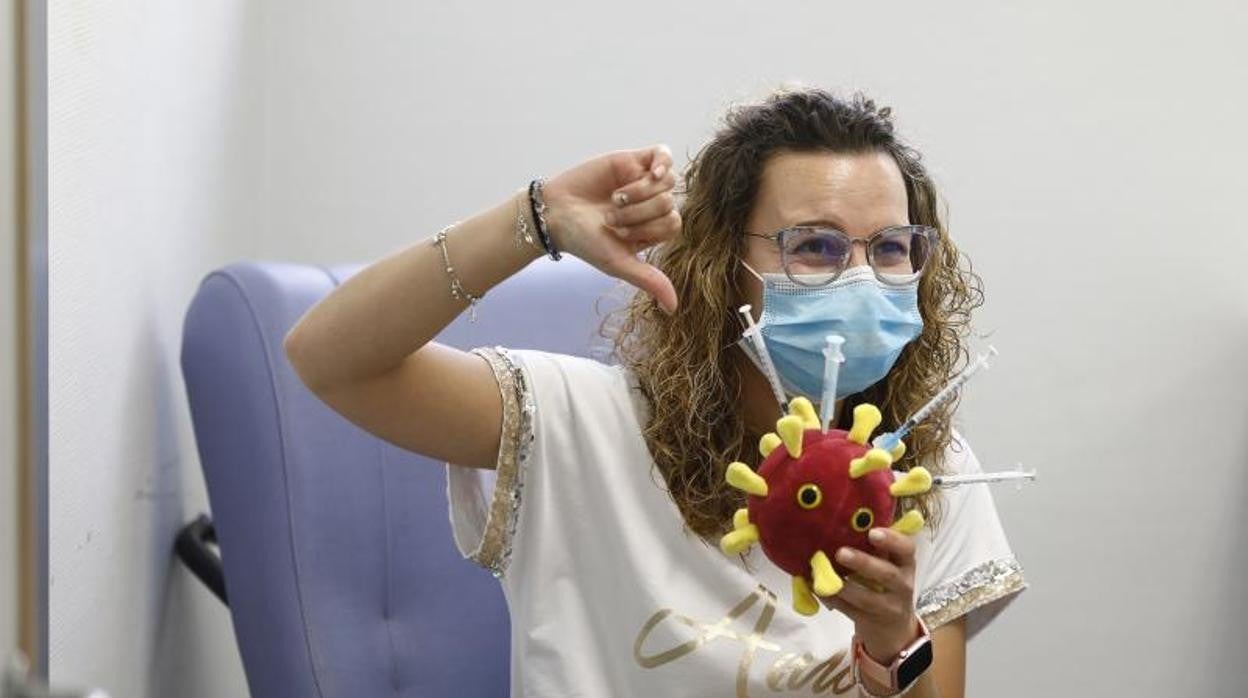 Una mujer recién vacunada contra el Covid