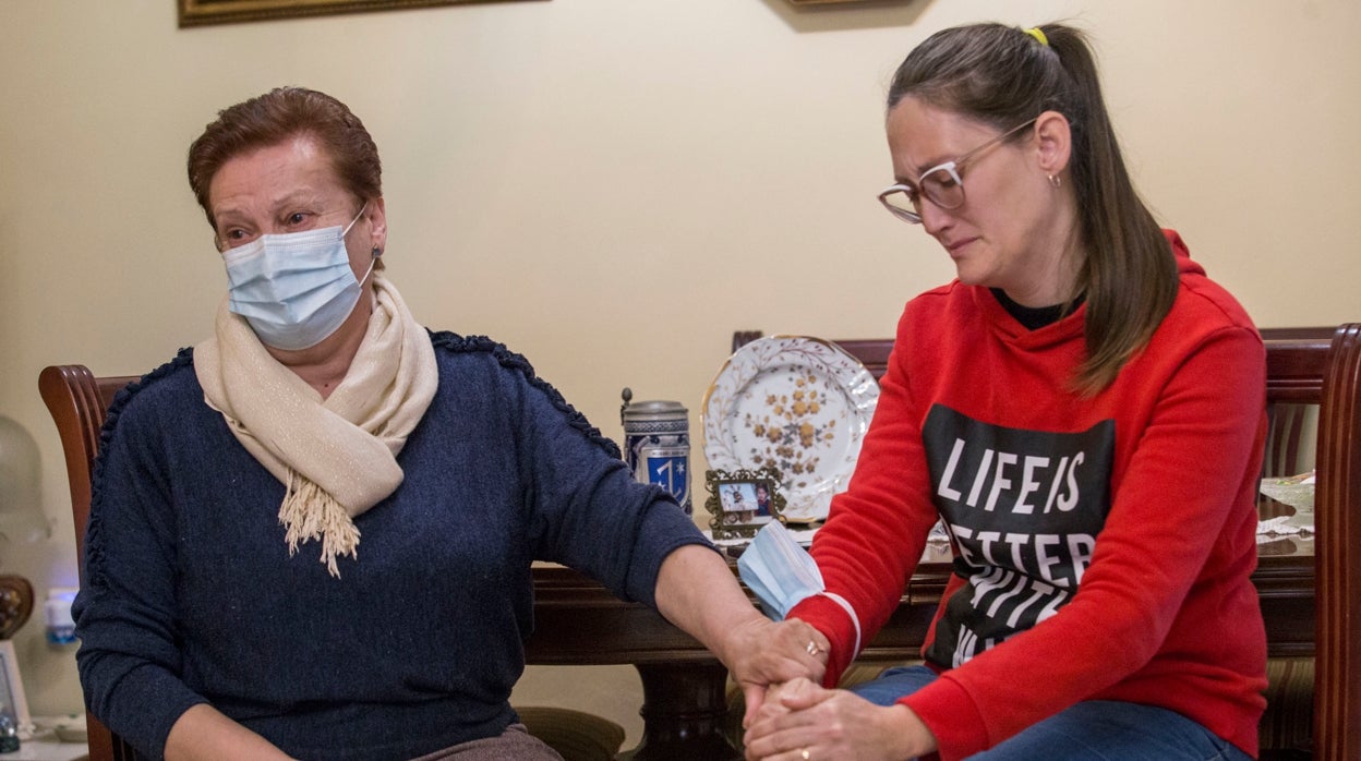 La abuela María Partida, a la izquierda; e Isabel Barroso, la tía, a la derecha