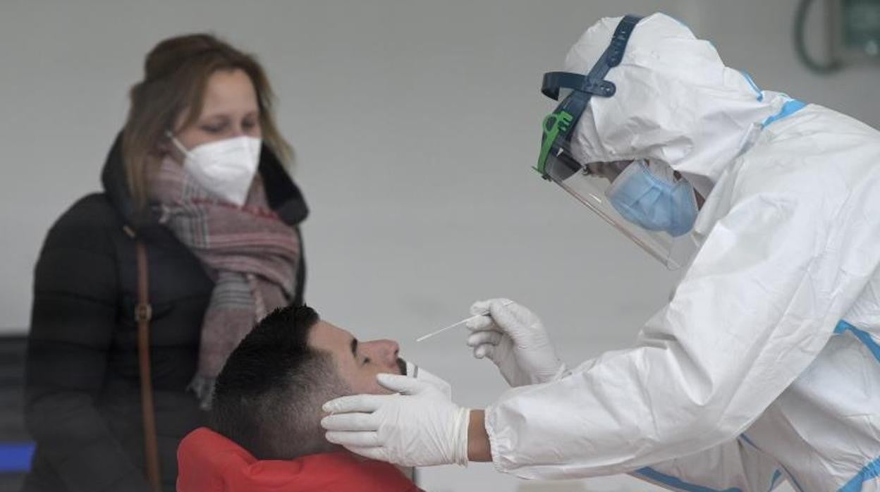 Un hombre se somete a una prueba de antígenos para comprobar si está contagiado por Covid