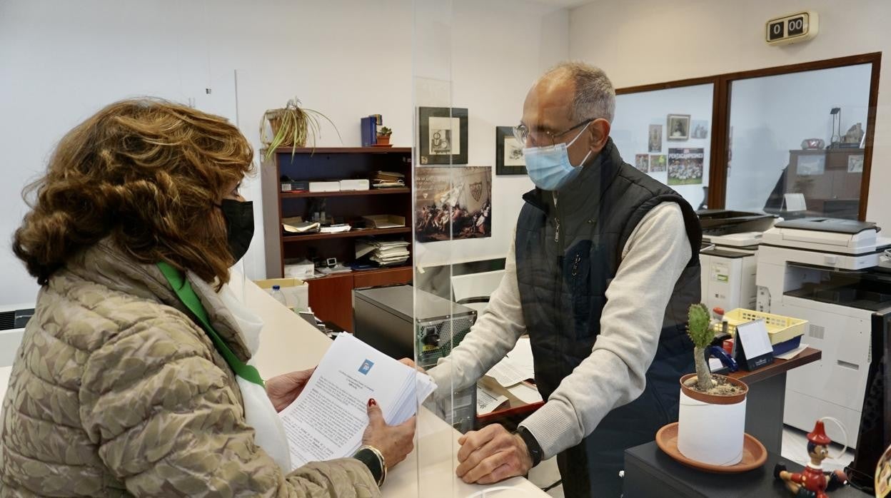 La portavoz del PP en San Juan de Aznalfarache, María Luisa Moya, presenta un escrito en el Registro