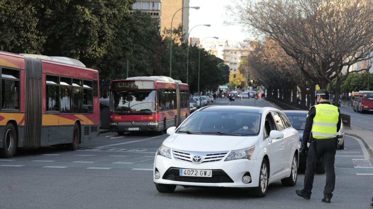 Un agente de la Policía Local de Sevilla regula el tráfico