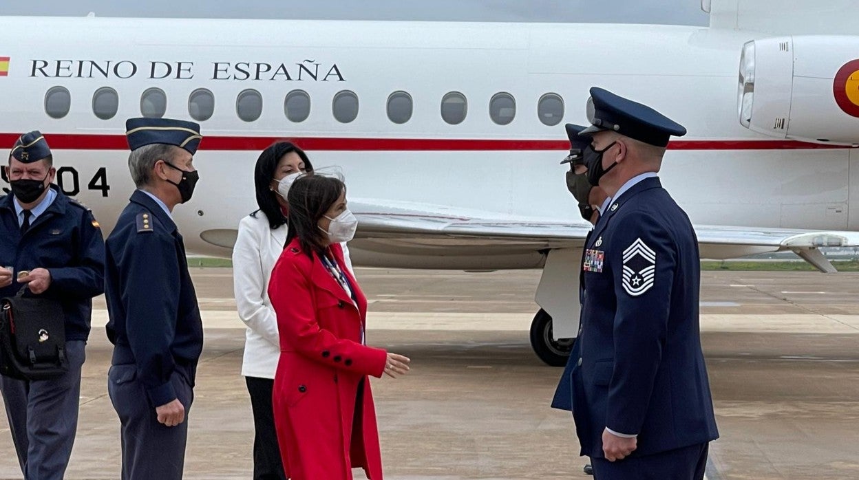 La ministra de Defensa saluda a los mandos españoles de la base aérea de Morón nada más bajarse del avión