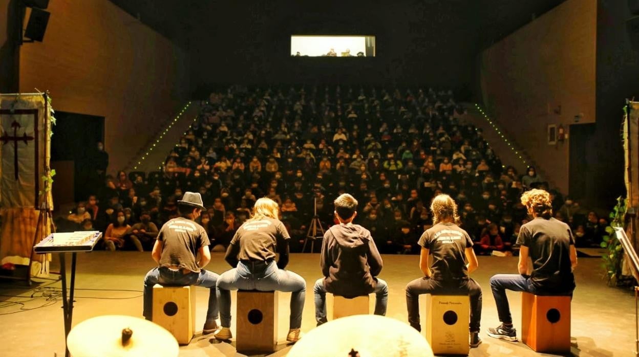 Cinco músicos deleitan al público colegial de Mairena del Aljarafe