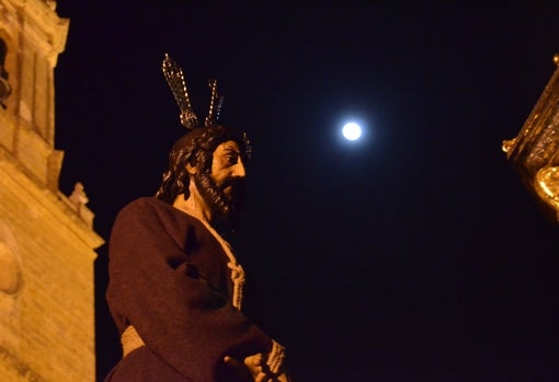El Redentor Cautivo de Utrera procesionando por la ciudad
