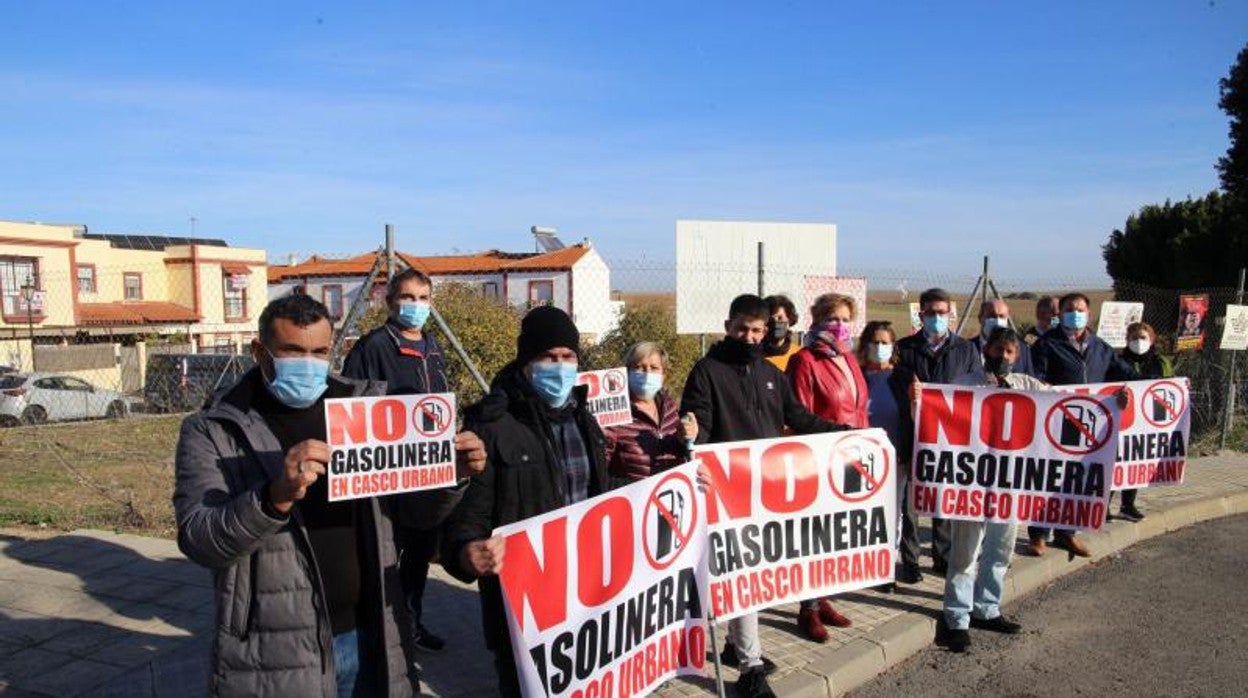Una veintena de vecinos de Palomares protesta ante la construcción de una gasolinera, en diciembre de 2021