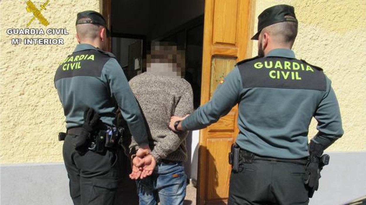 Dos agentes de la Guardia Civil por secuestrar y robar al dueño de un bar de La Puebla del Río