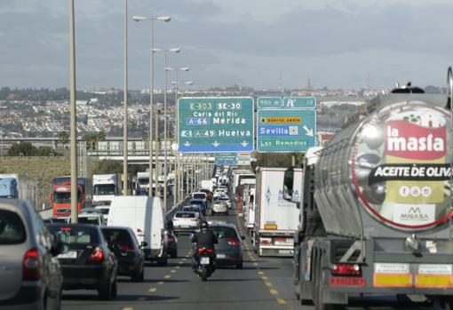 El tapón del extrarradio de Sevilla obstaculiza las salidas masivas este verano hacia las playas de Huelva y Cádiz