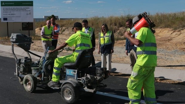 La obra de ensanche de la carretera de acceso a Pilas desde la A-49 termina seis meses antes de lo previsto