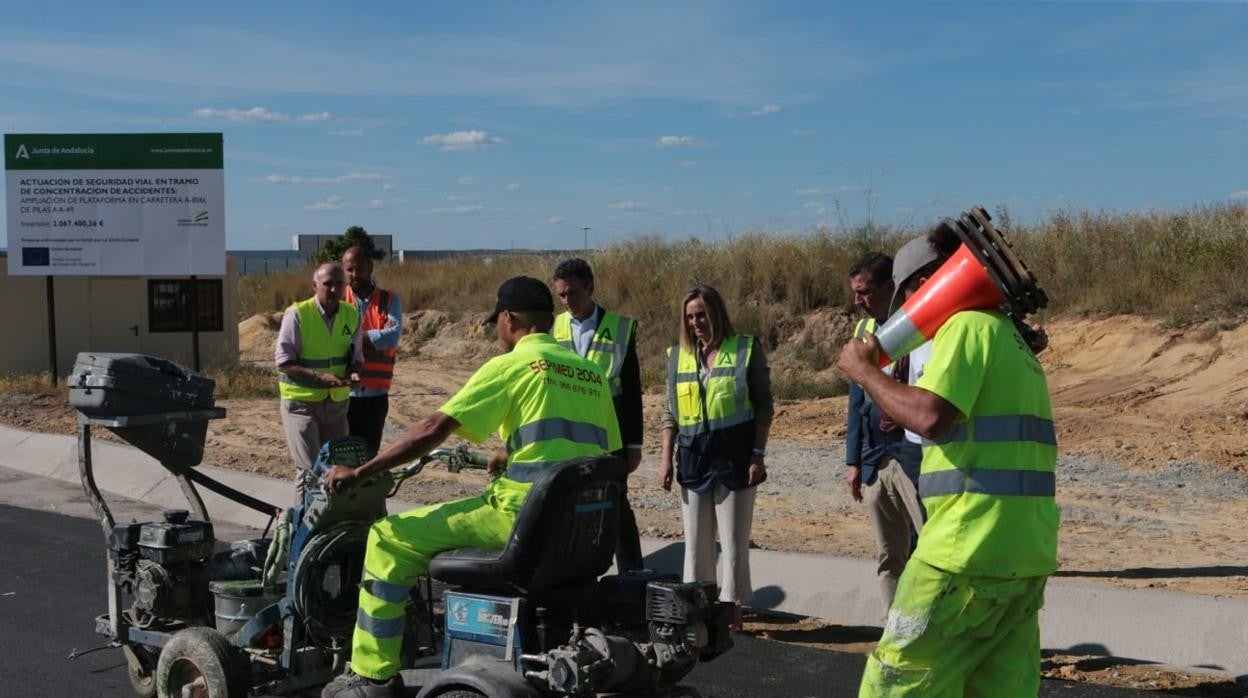 La consejera de Fomento y el alcalde de Pilas visitando las obras