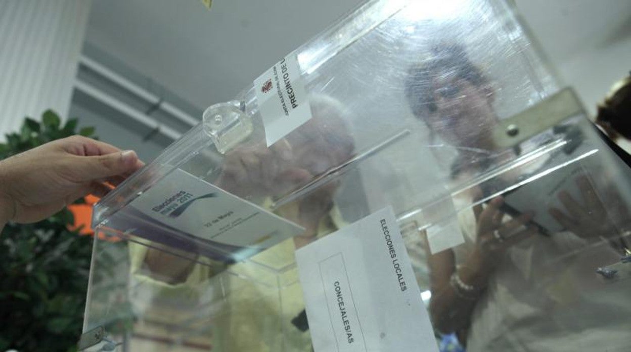 Papeletas en la urna de una mesa electoral en Sevilla