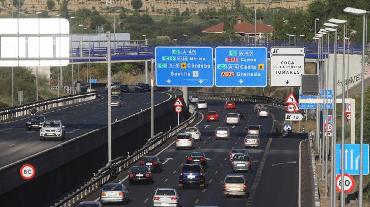 Tráfico denso en la A-49 a su paso por Camas