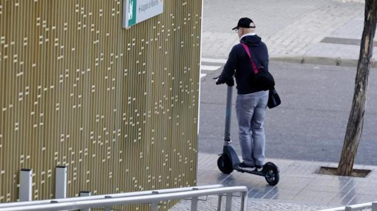 Imagen de archivo de una persona conduciendo un patinete eléctrico