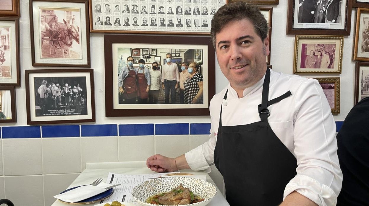 Jorge Blanca junto al plato dedicado al Rey y la foto que se hizo el monarca con su familia