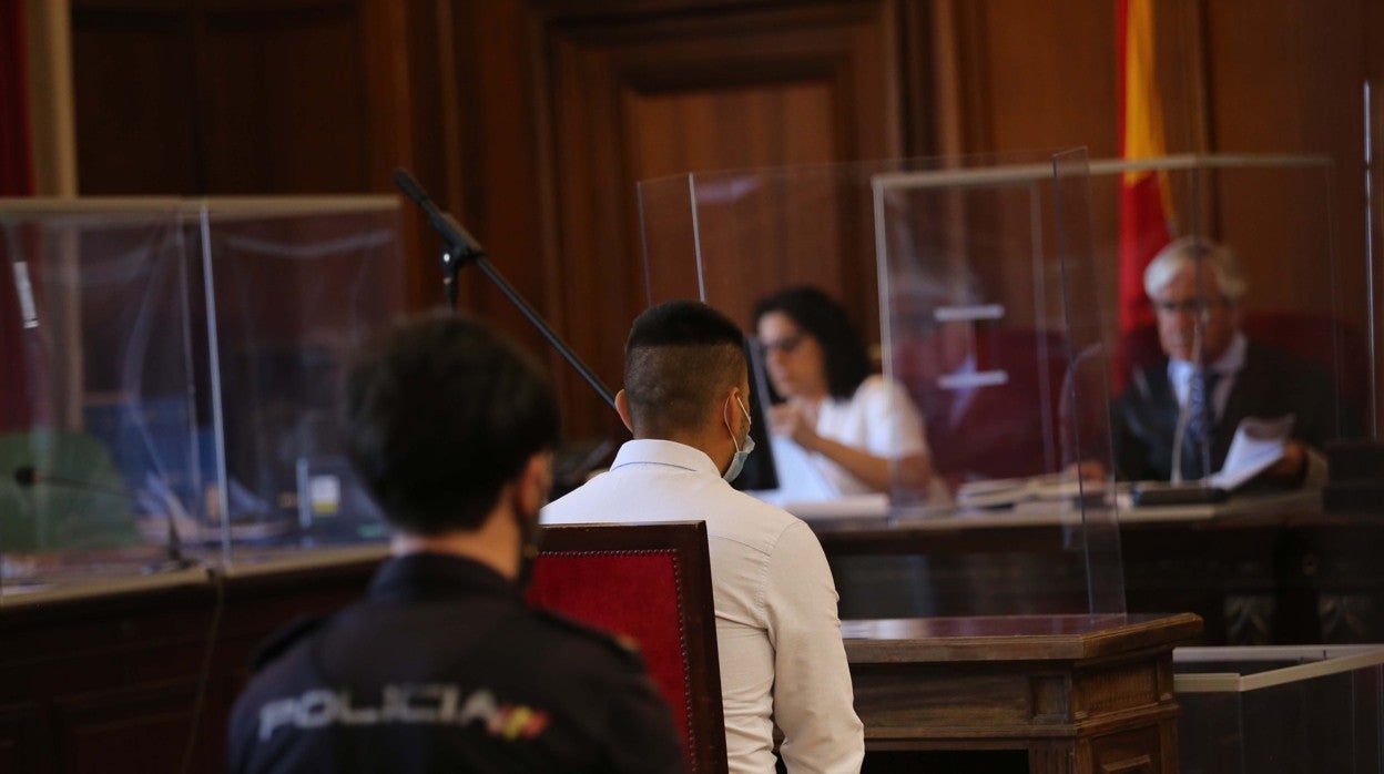 El acusado durante la primera sesión del juicio celebrado en la Audiencia