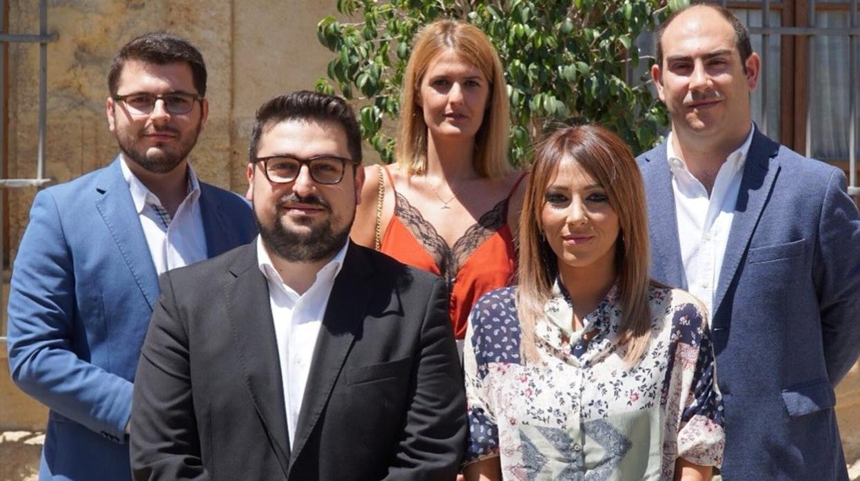 Carrasco, en la fila de abajo por la izquierda, y sus compañeros del PSOE en Lora del Río