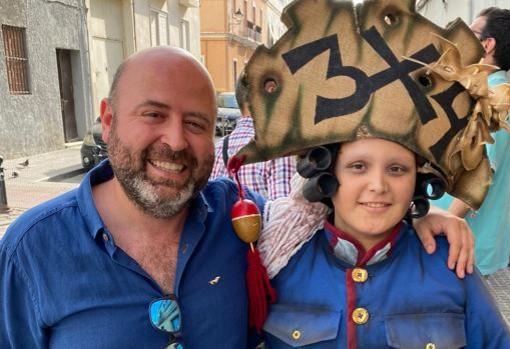 Manuel, con el gorro de 'El Batallón rebaná' de la chirigota de Santander