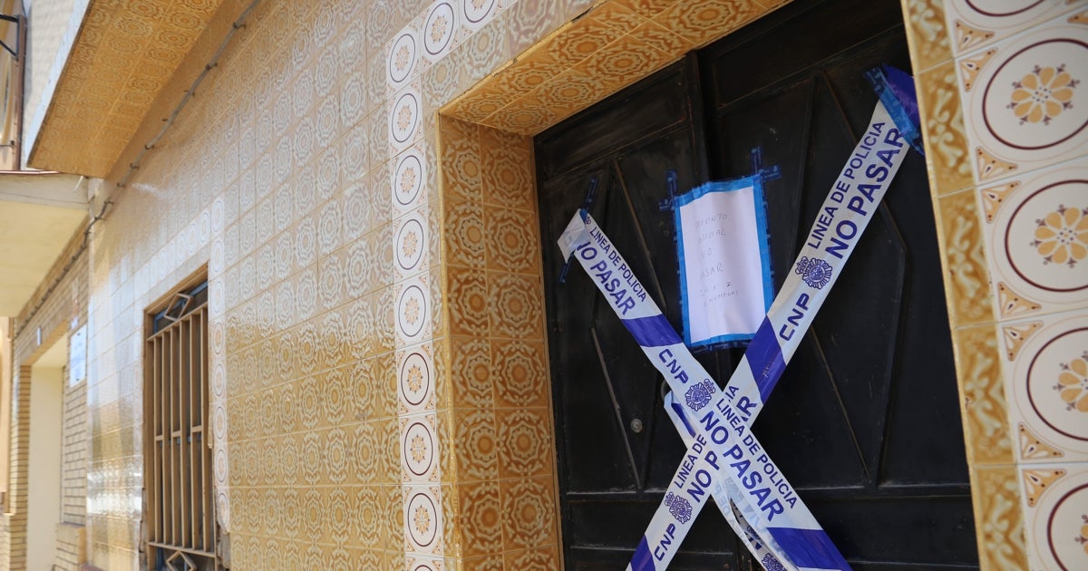 La Policía Nacional ha precintado la puerta de la vivienda, que tuvo que ser forzada por los bomberos para entrar