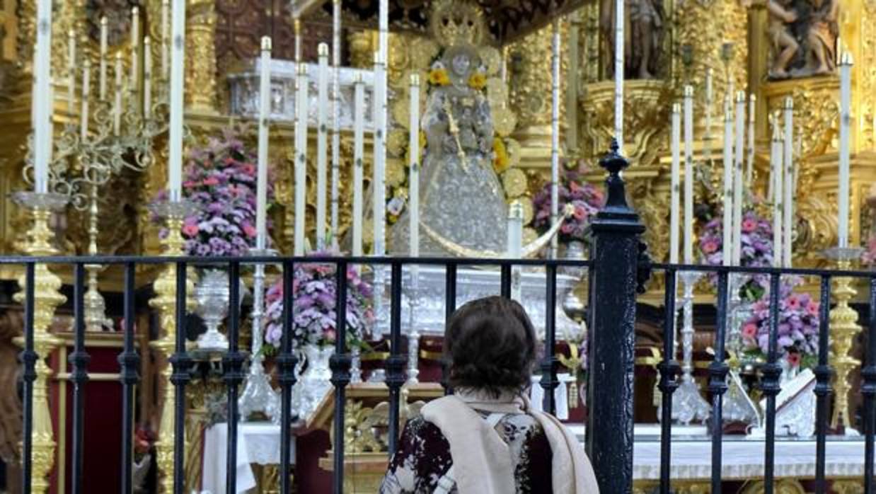 Una devota reza a la Blanca Paloma