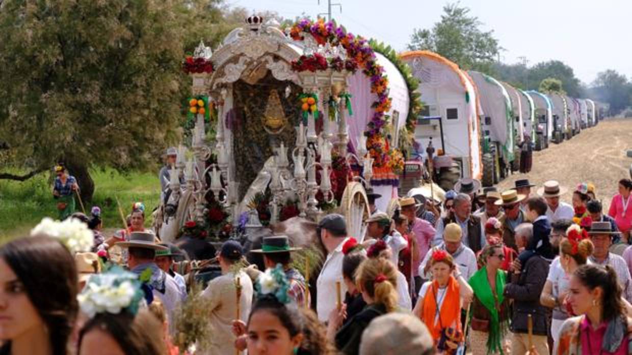 La hermandad de Camas camino de la aldea