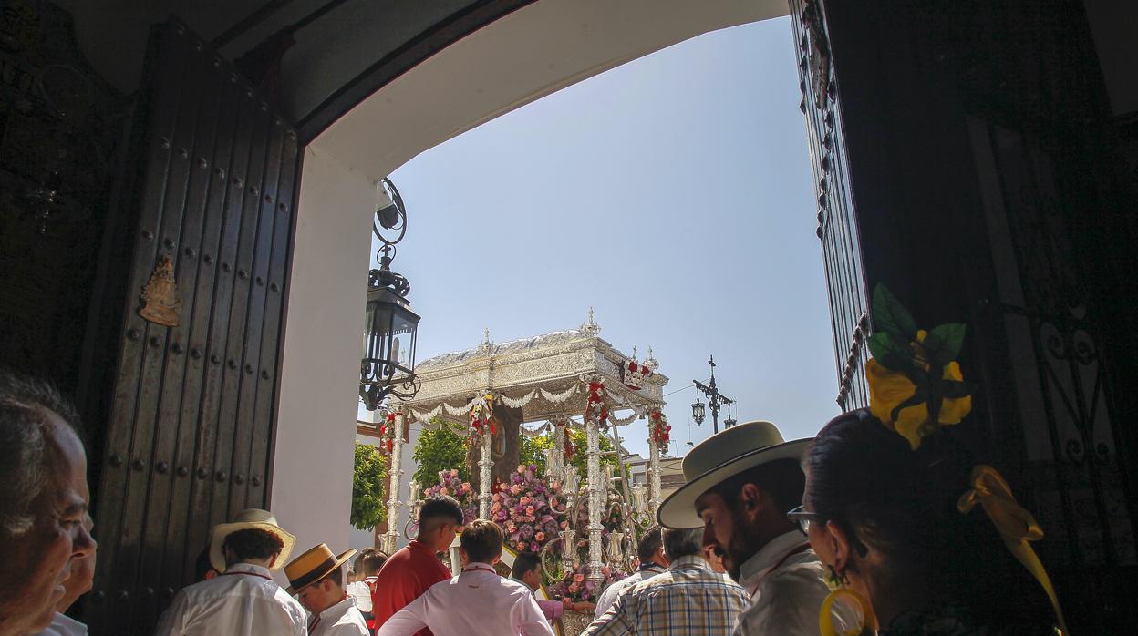 Salida de la hermandad de Coria del Río