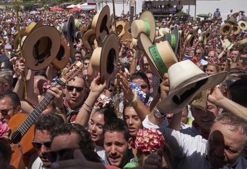 Peregrinos de Triana cantan plegarias ante la puerta del Santuario
