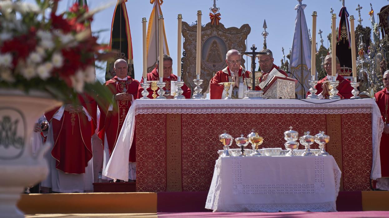 El obispo de Huelva, José Vilaplana, preside la Pontifical del Rocío del centenario