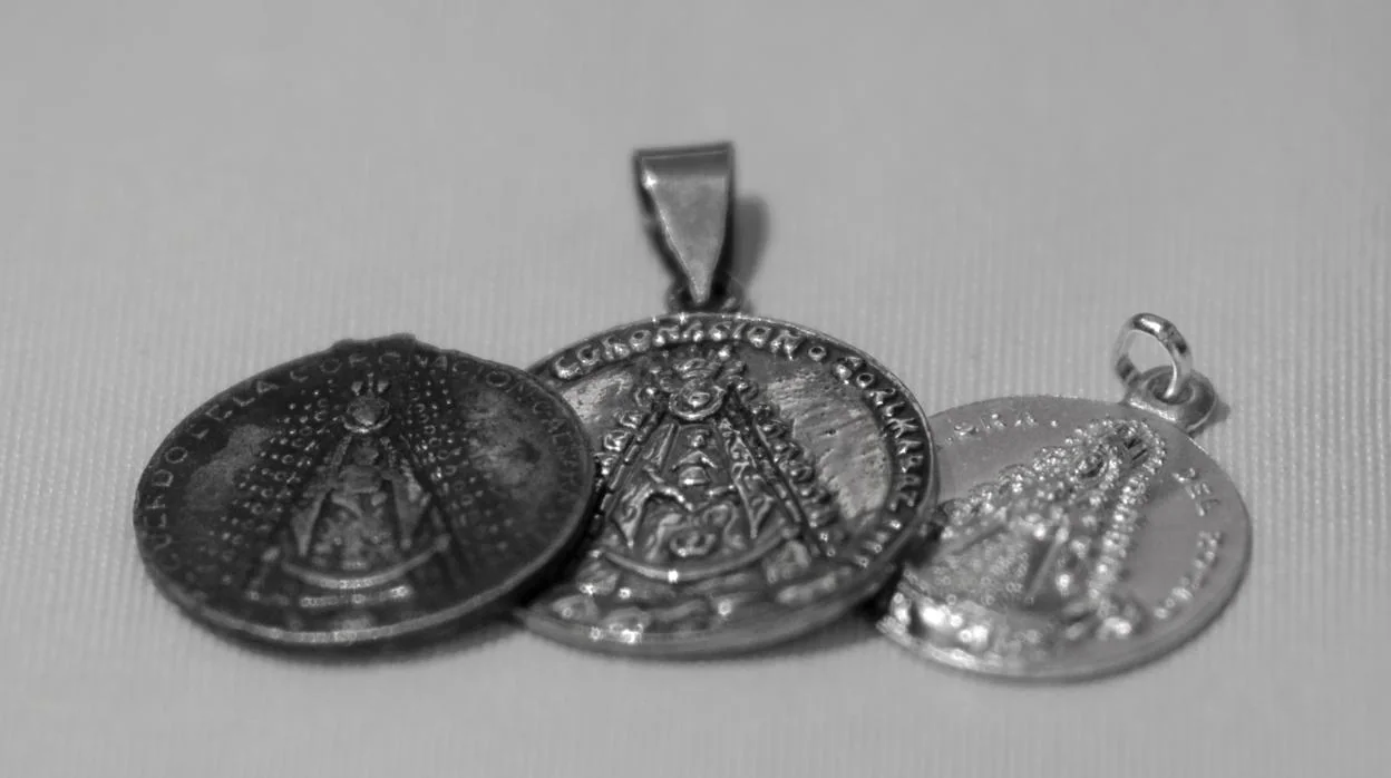 Detalle de las tres medallas juntas a las que separan cien años
