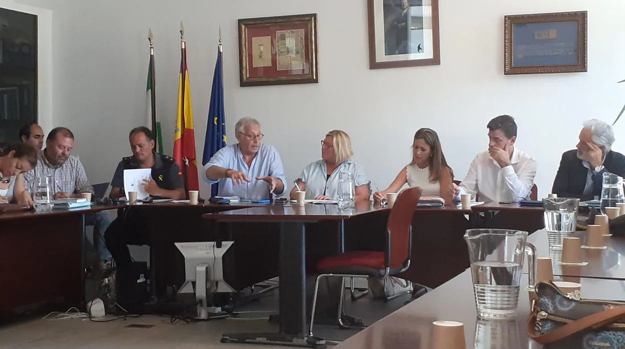 Delegada de la Junta en Huelva, alcaldesa de Almonte y presidente de la Matriz presiden la reunión