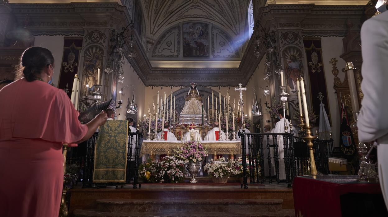 La Virgen del Rocío luce vestida de Pastora en el altar de la Parroquia de la Asunción de Almonte